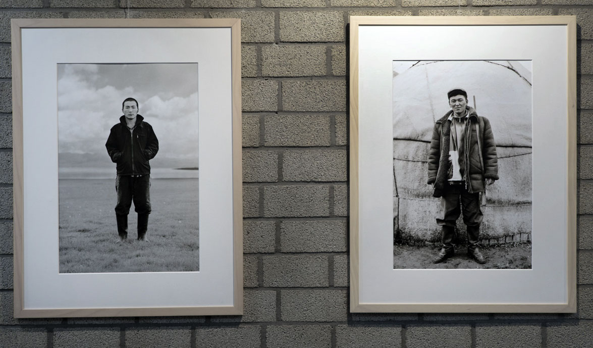 Zwei Bilder an der Wand