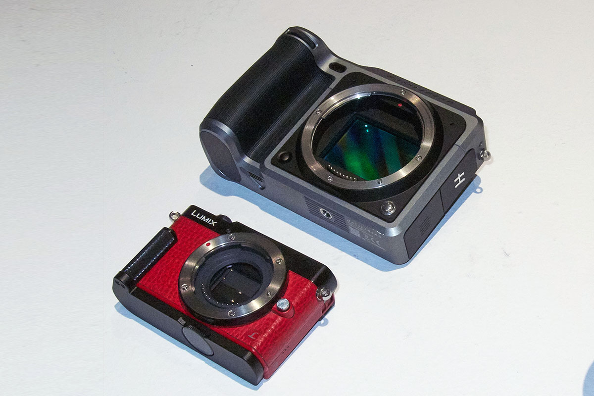 Kamera im Vergleichsbild: Panasonic Lumix GM5 (kaum größer als eine normale Kompaktkamera)