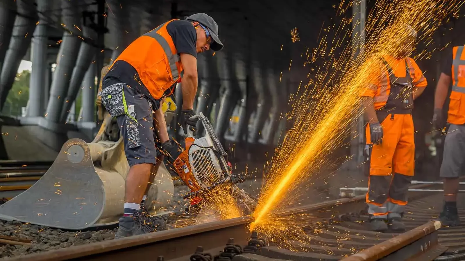 Baufotografie-trennschleifer-funken