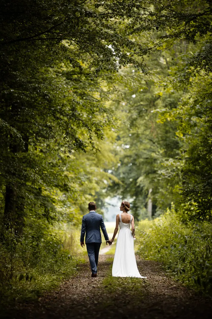 Brautpaar-auf-Waldweg-Hochzeitsfotograf-Daniel-Bollinger-Steinborn