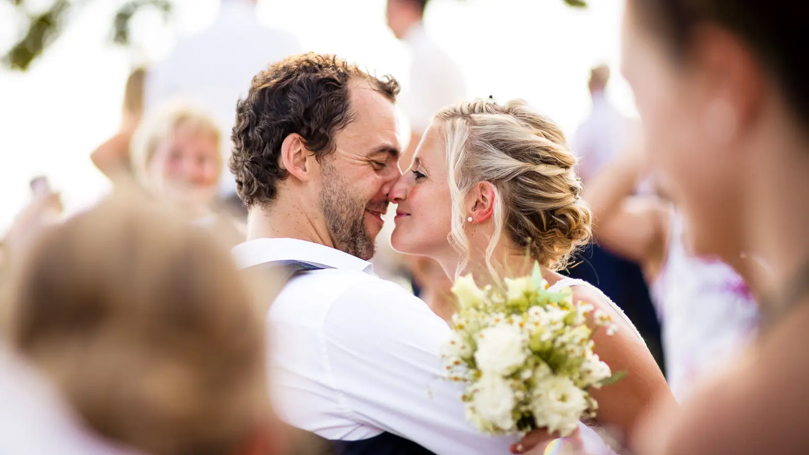 Brautpaar-inmitten-seiner-Gaeste-Hochzeitsfotograf-Daniel-Bollinger-Steinborn